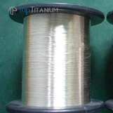 ¿Cuál es la carga máxima que puede soportar el alambre de titanio?